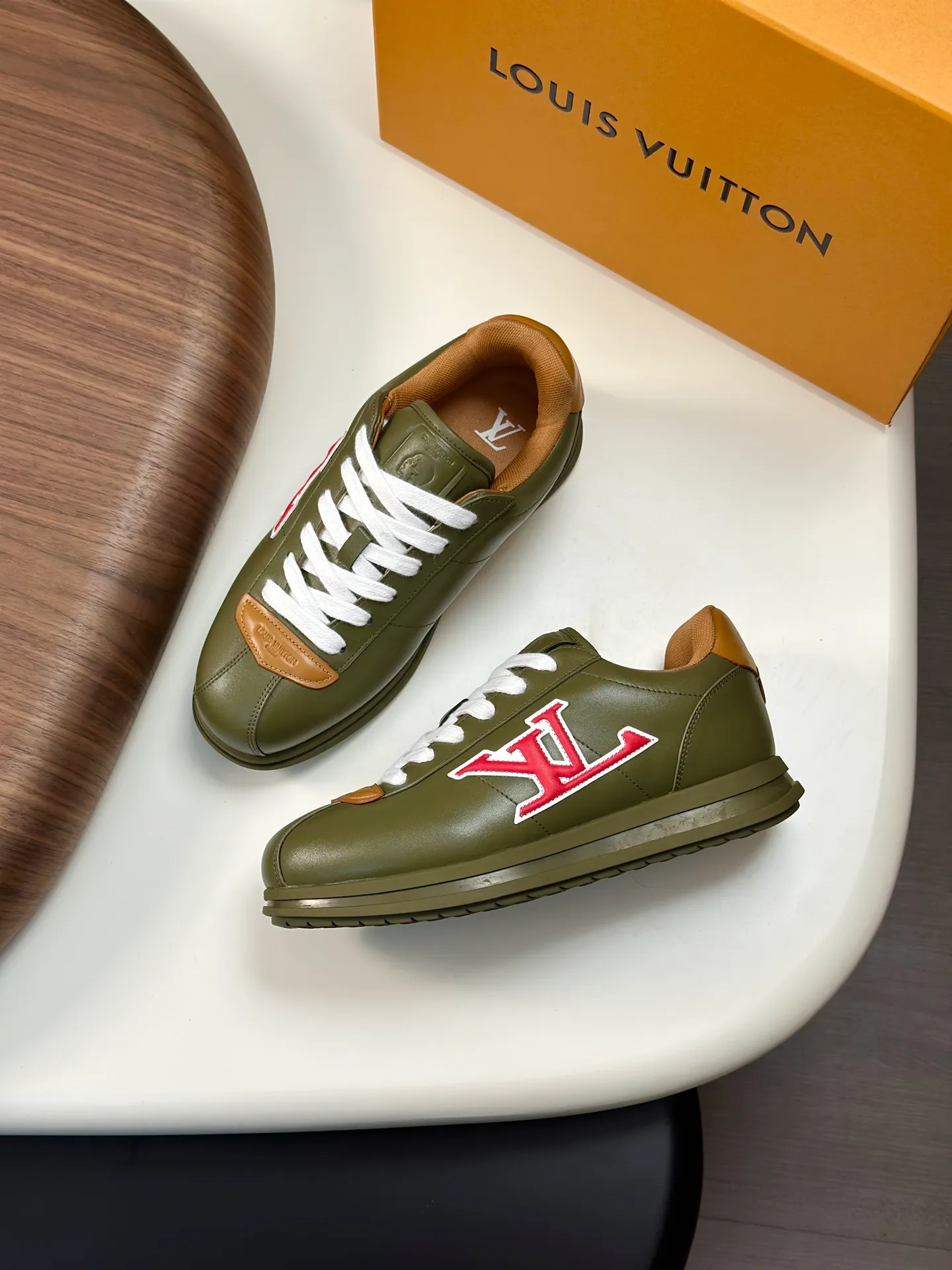 Factory direct sale ¥700💰Full set of packaging💰Top version LV-Louis Vuitton-Classic catwalk new style 1:1 developed replica of the original version! ! The upper foot is very comfortable. It is made of luxurious materials and fine workmanship. The midsole is printed with English letters "Made in Europe". The upper is made of calfskin imported from Italy. The side is decorated with the brand's LOGO and signature. The latest latex foot pads and mesh lining make the foot feel super comfortable. The original two-color TPU combination outsole is specially provided by the original factory. Bag technology Goodyear stitched edges Fabric: Exclusive custom first-layer cowhide Accessories: Exclusive private model Vuitton logo, lining: Customized silk mesh lining - first-layer silk cowhide lining Outsole: TPU combination outsole wear-resistant, non-slip and anti-yellowing Foot pads: new latex pads-mesh sweat-absorbent Counter technology: fully computerized sewing machine wire drawing Toe box back cover Hot and cold shaping Full set of pull-top last with medium and low logo pattern Counter packaging - Shoelaces, certificates, cards, instructions, certificates of quality, dust bags, the most comprehensive packaging on the Internet, men's size 339-44 (38/45 custom-made, non-refundable!